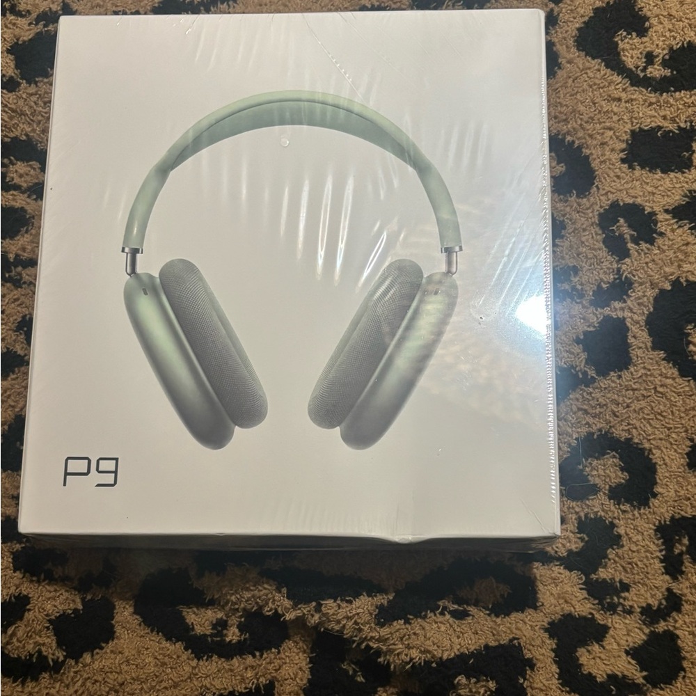🎧 Brand New P9 Wireless Headphones – Green (Factory Sealed!)